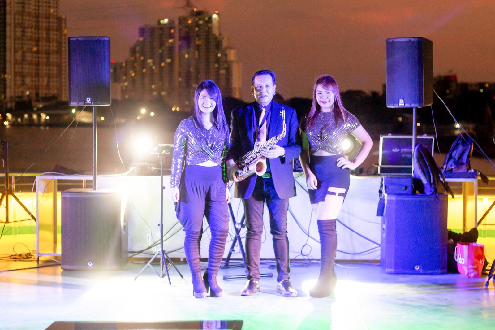 3.ライトアップされた寺院やライブ演奏