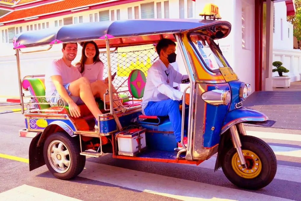 トゥクトゥクに乗る