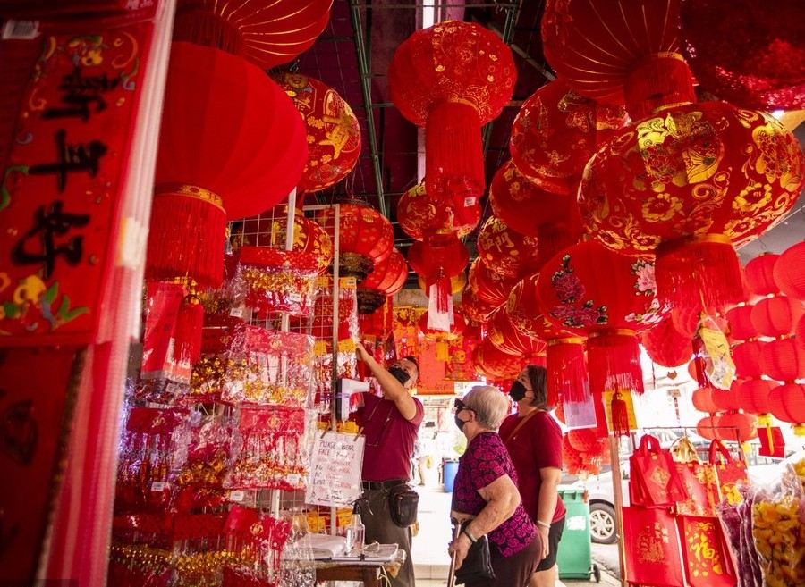 Malaysia Welcomes the Lunar New Year: Red Lanterns Flying Off the Shelves! [3] -- International -- People's Daily Online