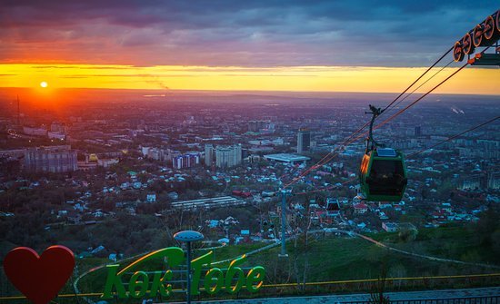 Прокатиться в вагончике во время заката над городом это волшебно.
