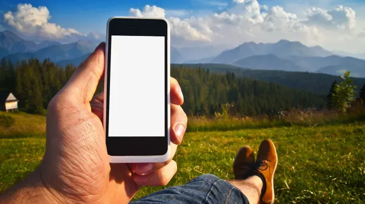 Perbandingan eSIM, kartu SIM, dan router Wi-Fi