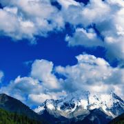 亚拉雪山旅游景区
