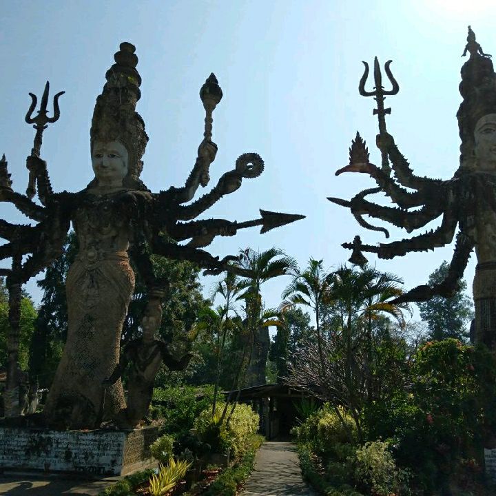 萨拉凯橡树公园,那里有许多巨大的佛像和巨大的纳加雕像