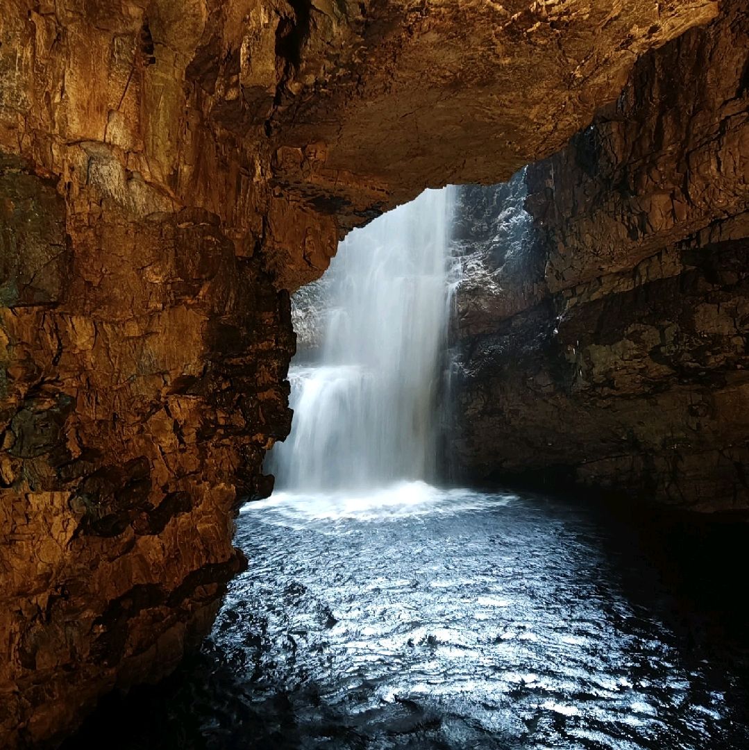 洞穴位于杜内斯镇东边一英里处,从停车场走一条小路即可探索。令人惊叹的瀑布与海湾和大海,需要从停车场走