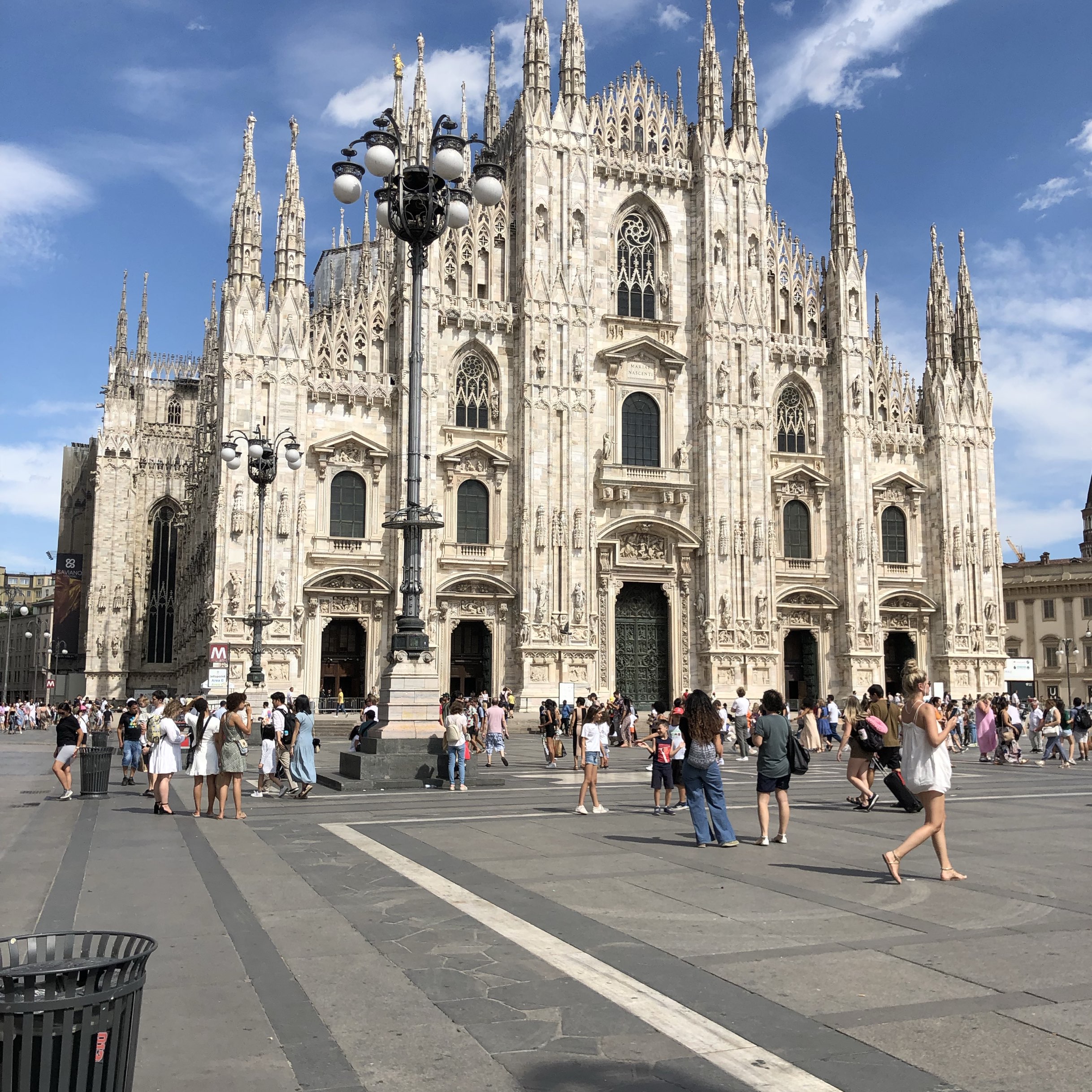 米兰大教堂（Duomo di Milano），坐落于意大利米兰市中心的广场，是世界上最大的哥特式教堂