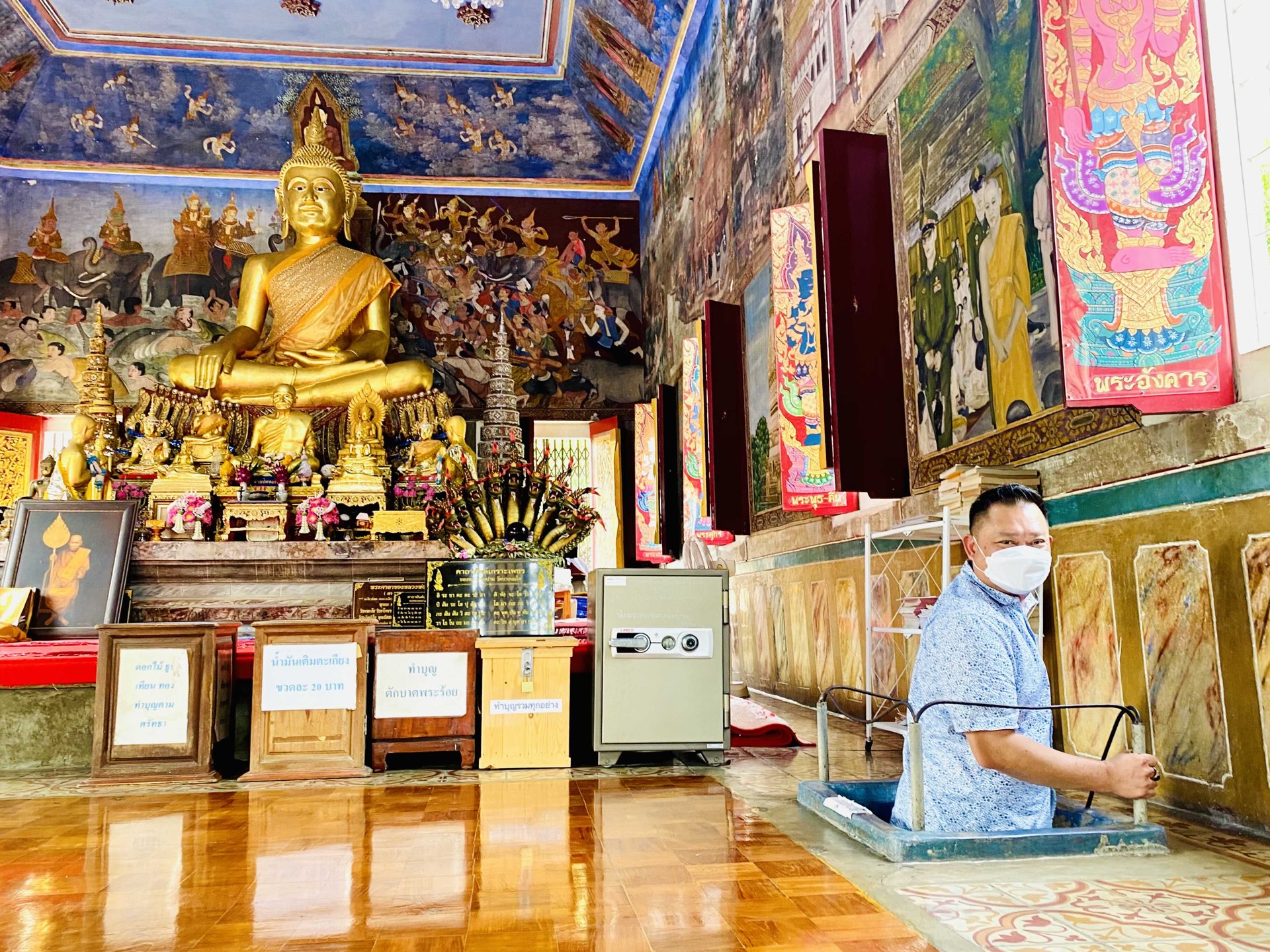 向 Luang Pho Pan 致敬,在大城府寺 Ubosot 下的洞穴
