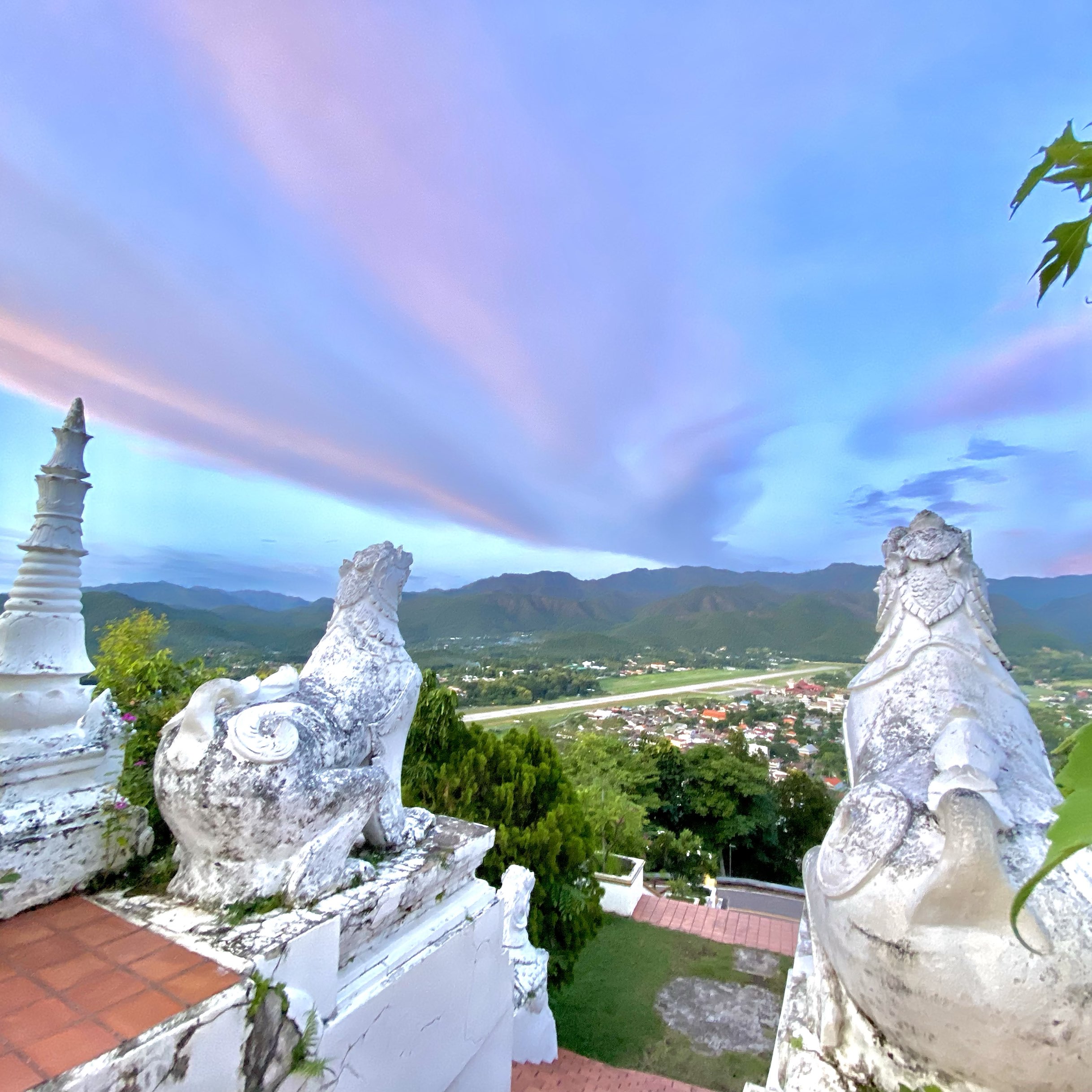 Wat Phra That Doi Kong Mu夜丰颂府 在 Doi Kong Mu 顶部突出的白