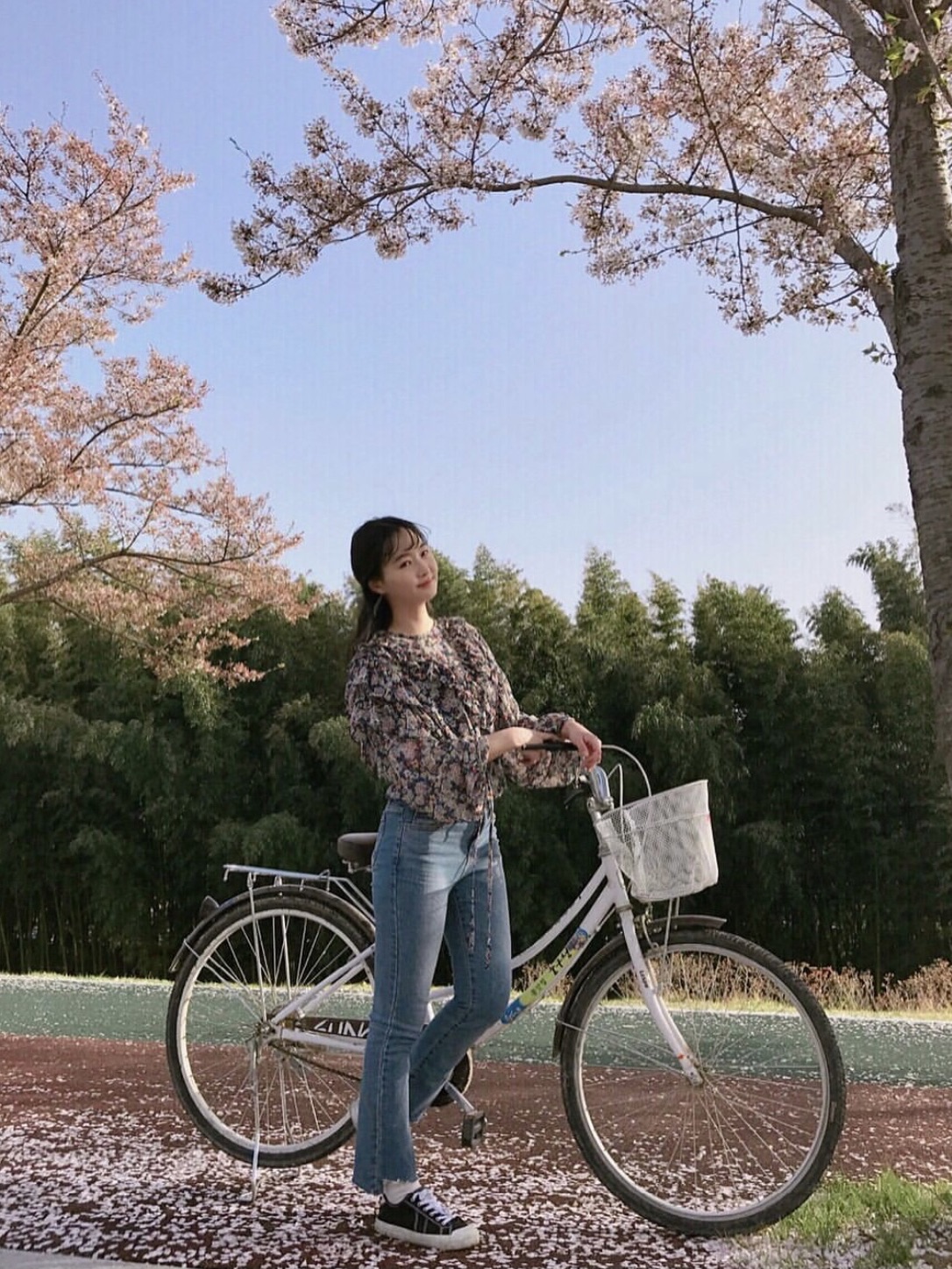 樱花树下骑自行车的好“太华江国家花园”