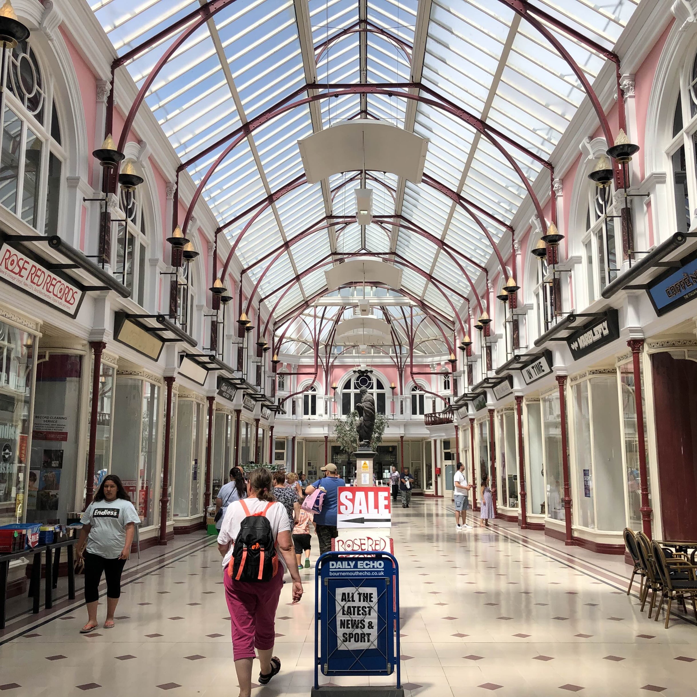 英国当地人经常光顾的皇家商场购物中心