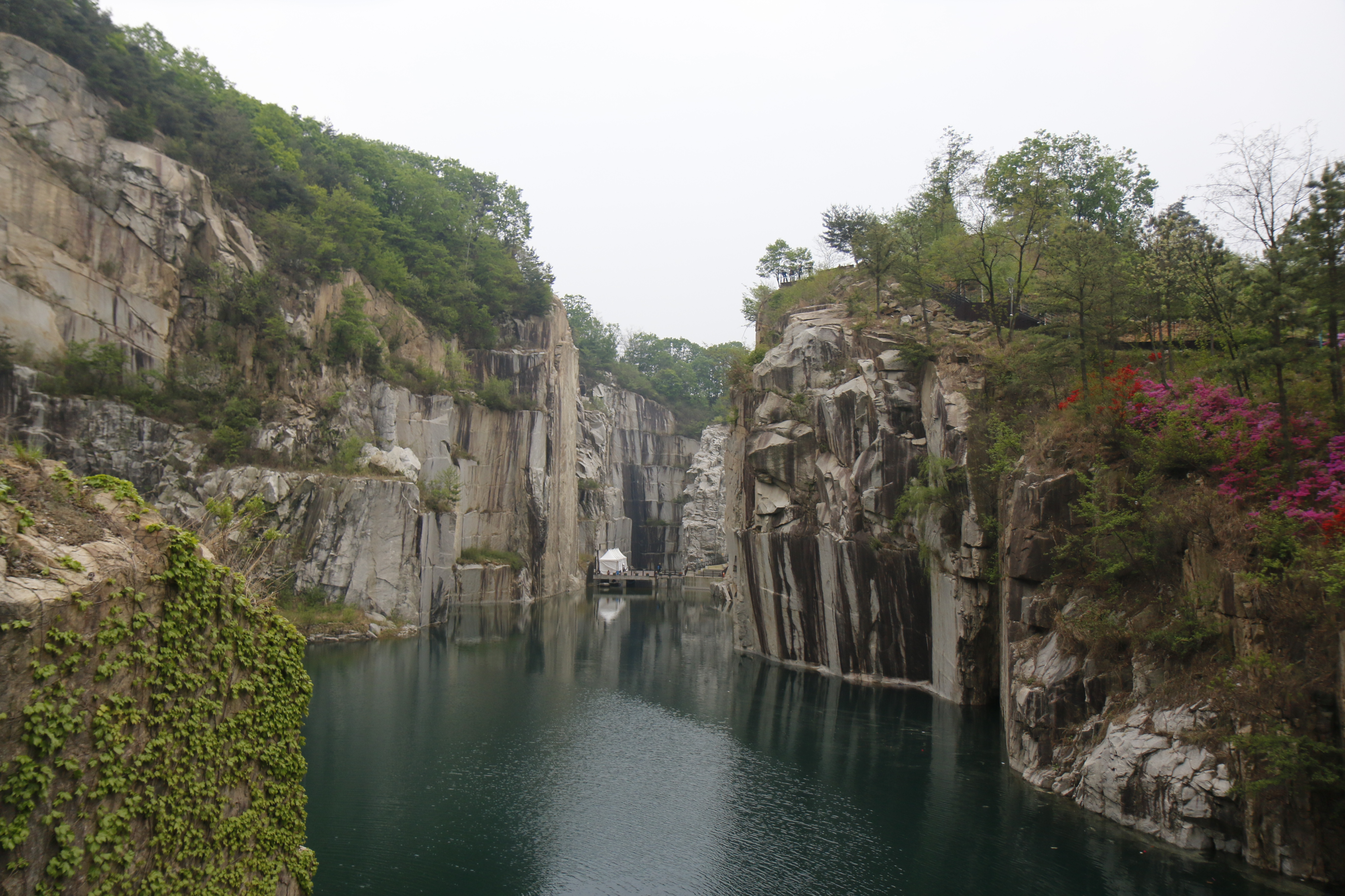 浦川艺术谷美丽的花岗岩绝壁