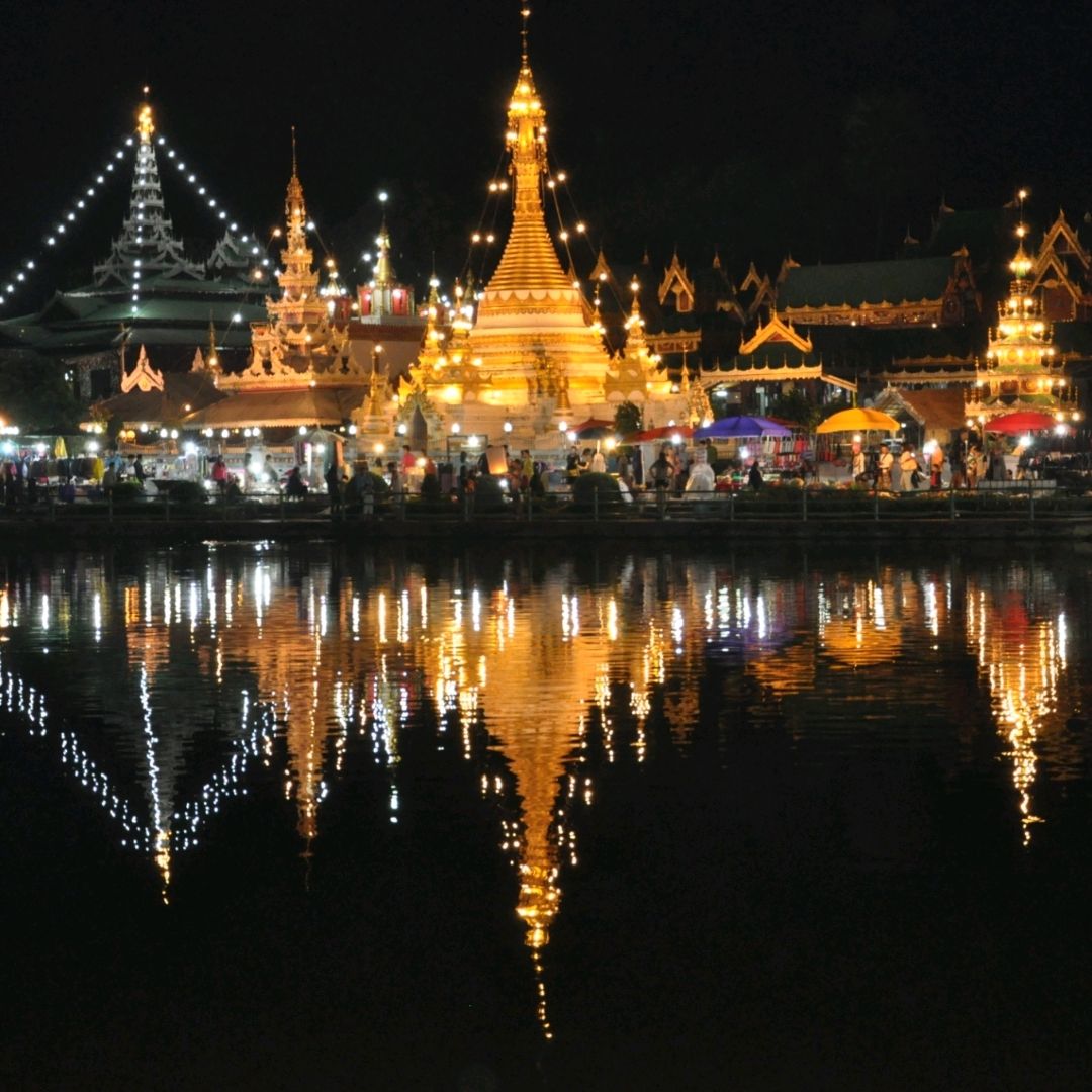 晚上欣赏Wat Chong Klang,Chon Kham的美丽