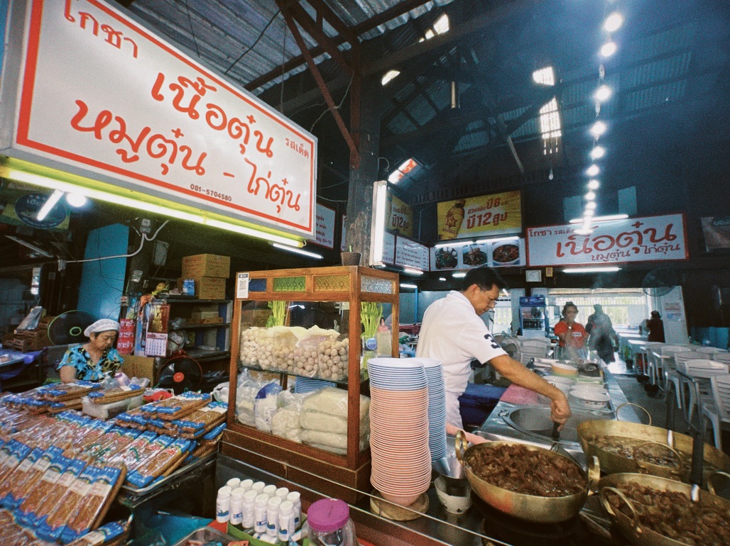 在 Sam Chuk Market停下来吃红烧面。