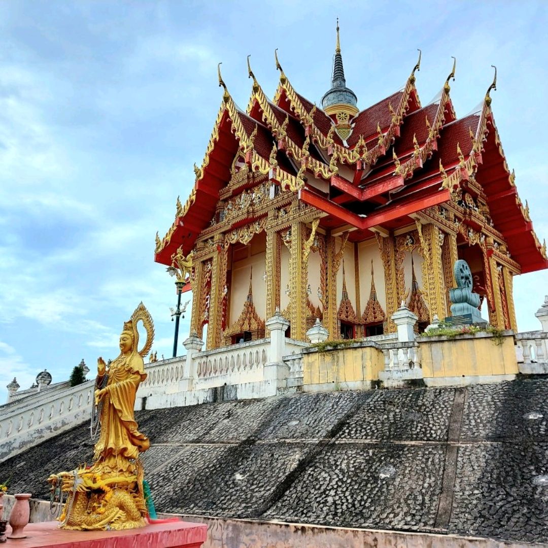 Wat Pa Phu Hai Long山顶美丽的寺庙