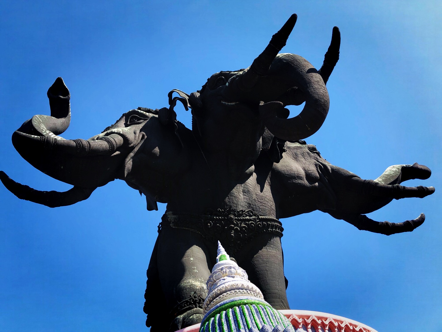 四面佛博物馆  它是四面大象的浮雕像,四面佛博物馆。它是北榄府重要的和杰出的旅游景点之一。位于素坤逸