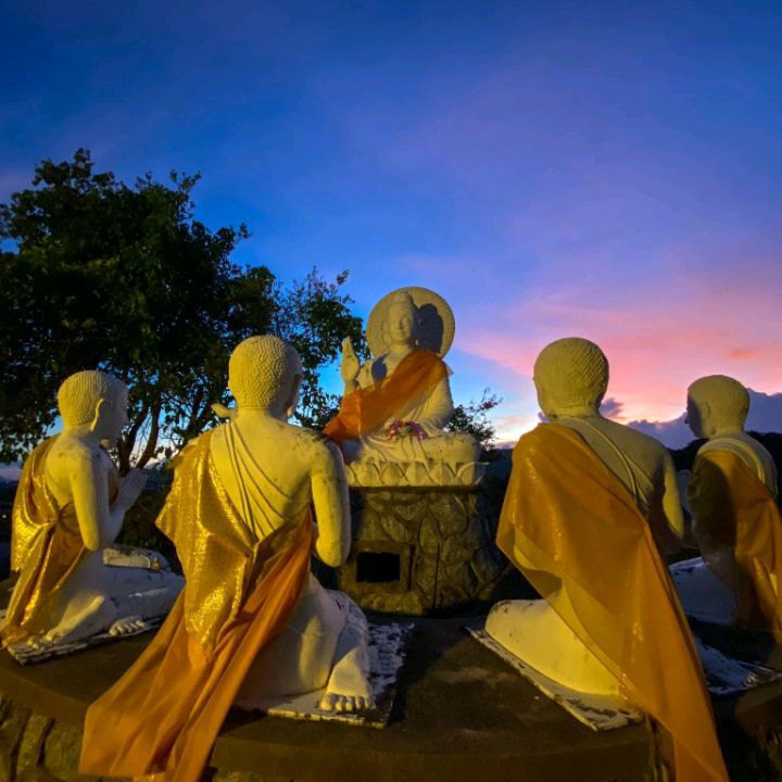 来华欣,参观考加拉拉寺,向僧侣致敬的旅行