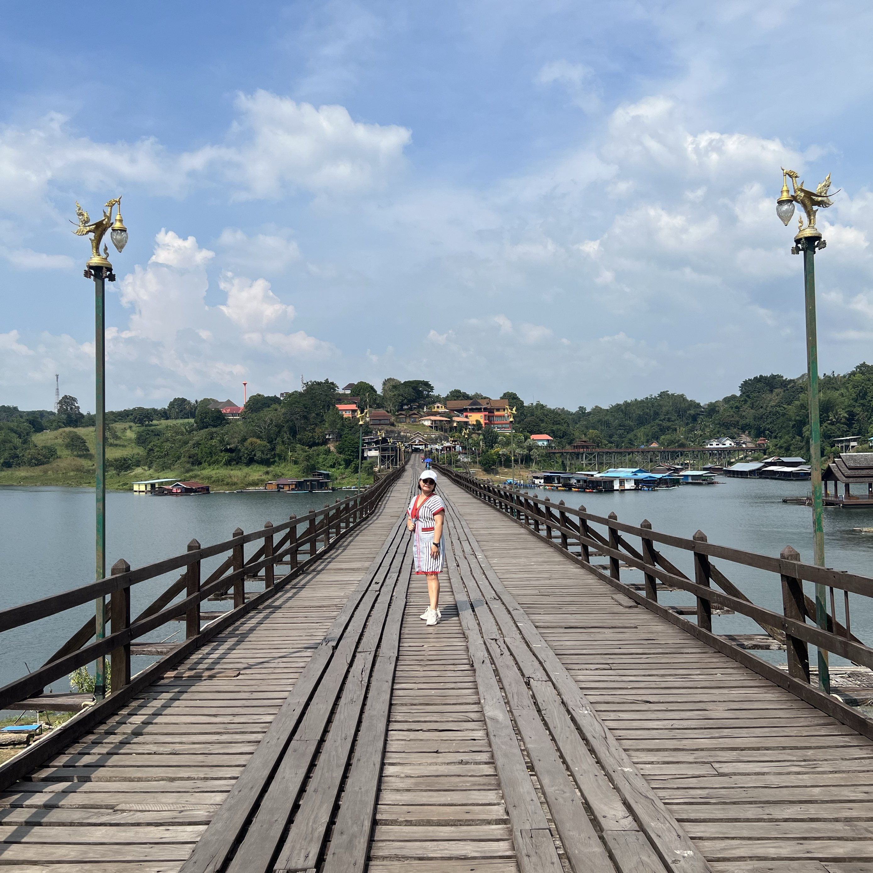📍 孟桥,Sangkhlaburi,泰国最长的木桥  🌵 孟桥,另一个叫Ottamanusorn桥它