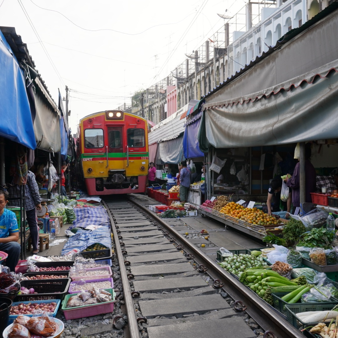 [泰国🇹🇭]铁路通过铁轨!梅克朗铁轨市场