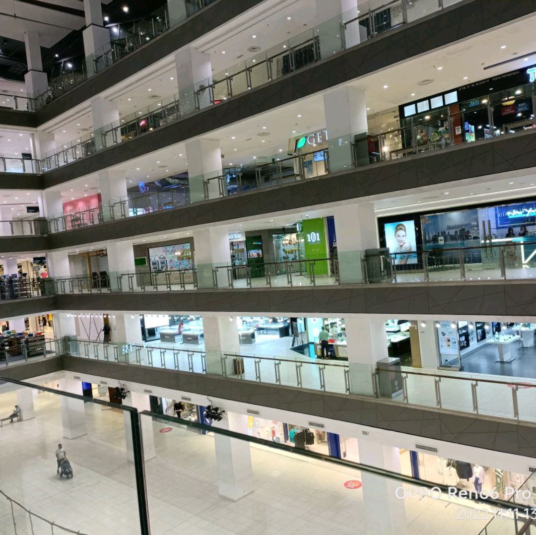 Paradigm Mall购物