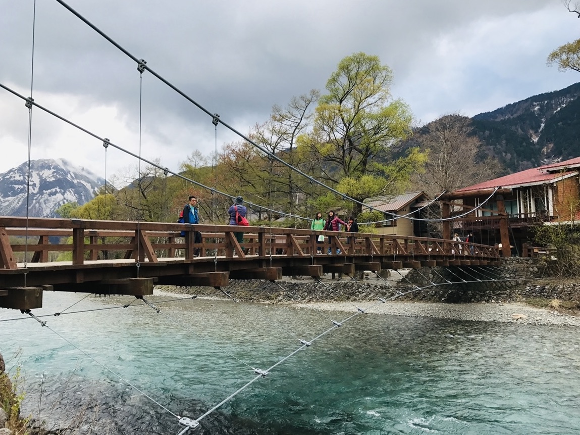 ［长野县上高地河童桥🌉］  河童就听得多 原来日本有条河童桥🌉 系长野县上高地出名嘅旅游景点嚟㗎 条