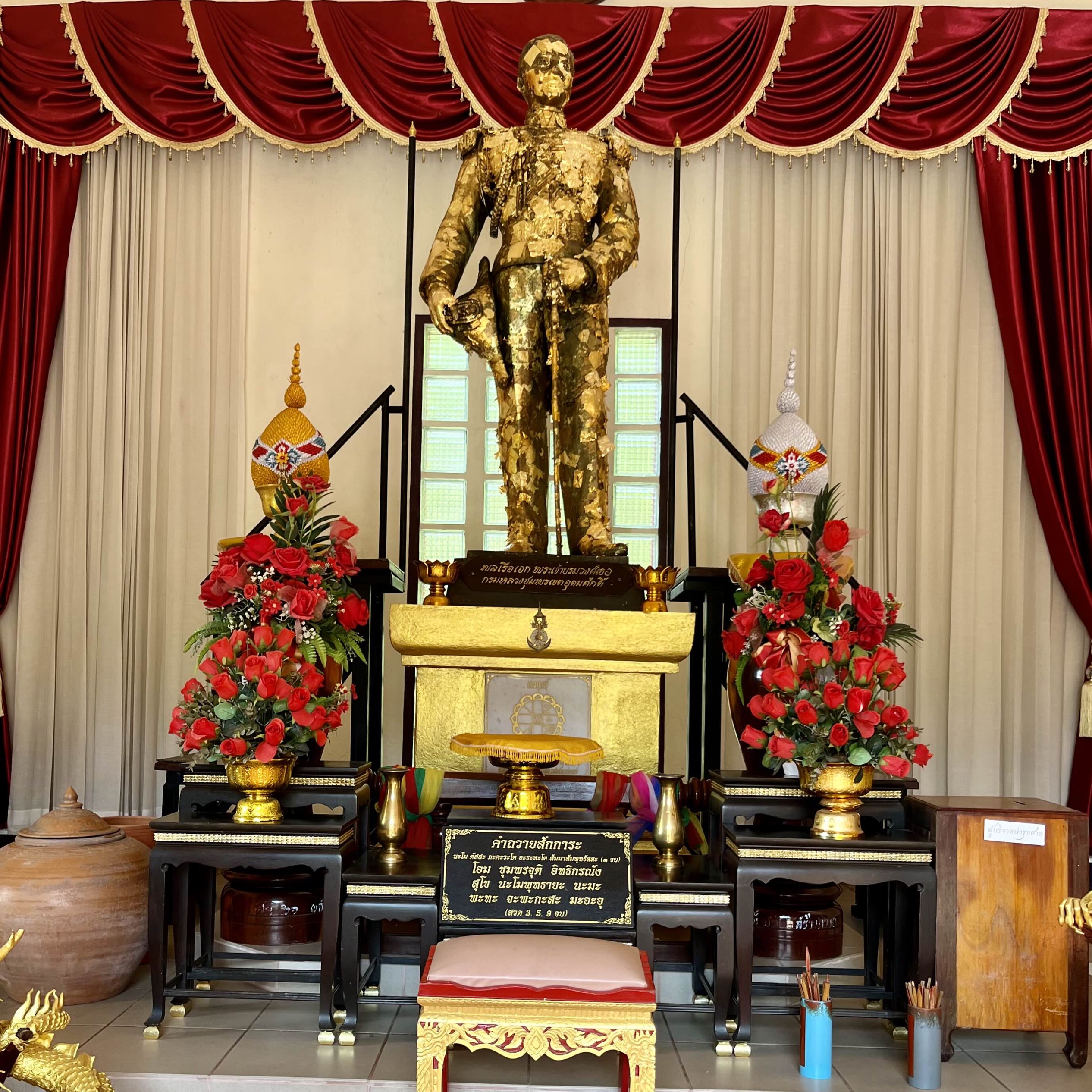 在 Krom Luang Chumphon 营地向陛下致敬
