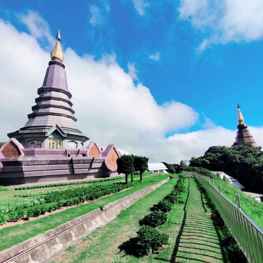 帕玛哈泰纳帕米尼东  为国王建造于 1987 年 5 周年之际  Phra Mahathat Nap