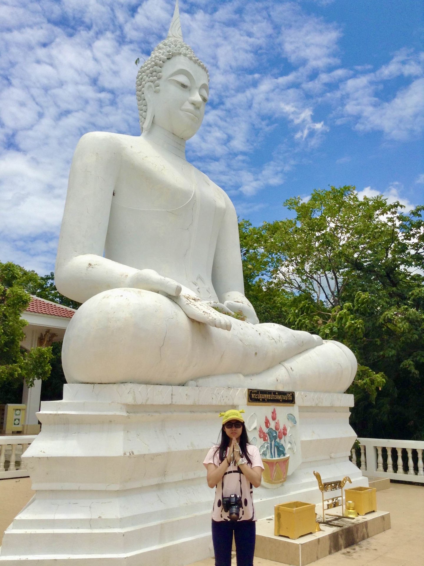 进入 Wat Phra Bat Nam Phu 寺庙做功德