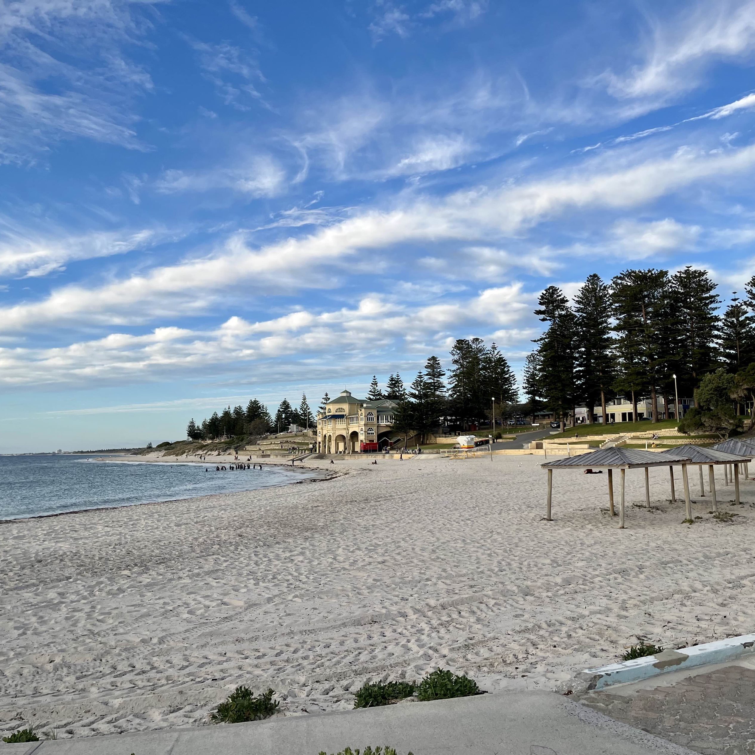 Cottesloe Beach, WA, 珀斯 多么可爱的海滩!非常美丽,有吸引力。我发现沿着外面的