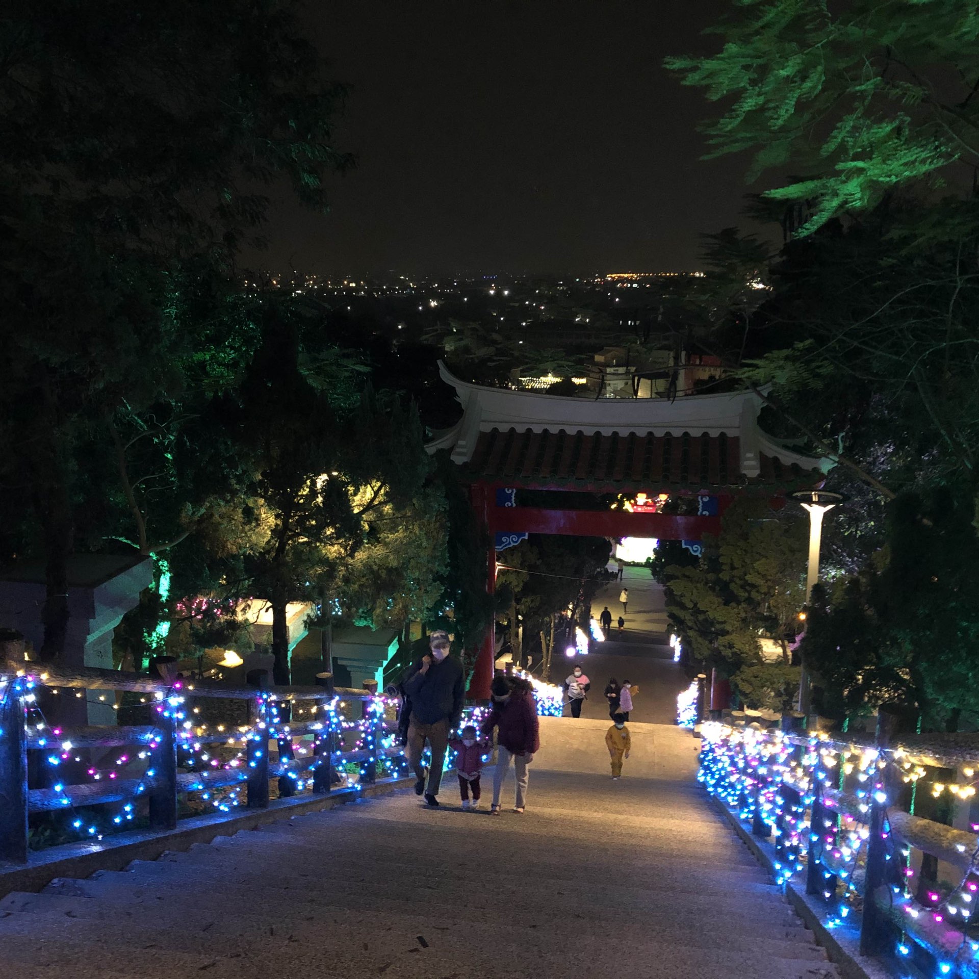 这建筑位于彰化员林百果山上，日治时代留下来的神社建筑仍保持完好⛩️，夜晚灯会点缀让山腰间的景色更美了