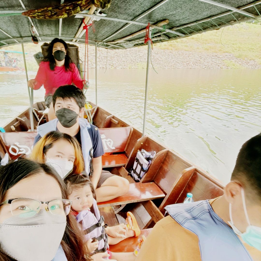 乘船游览 Khun Dan Prakan Chon Dam 的自然风光。