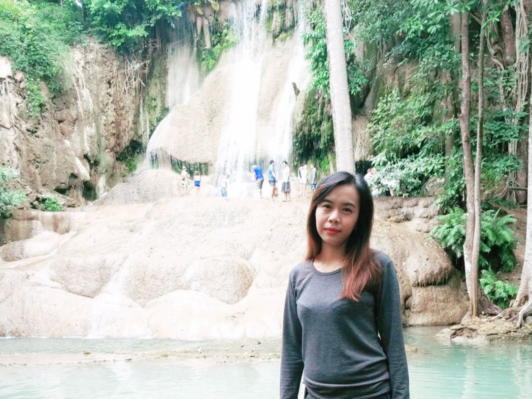 在 Sai Yok Noi 瀑布在大自然中浸泡在水中。