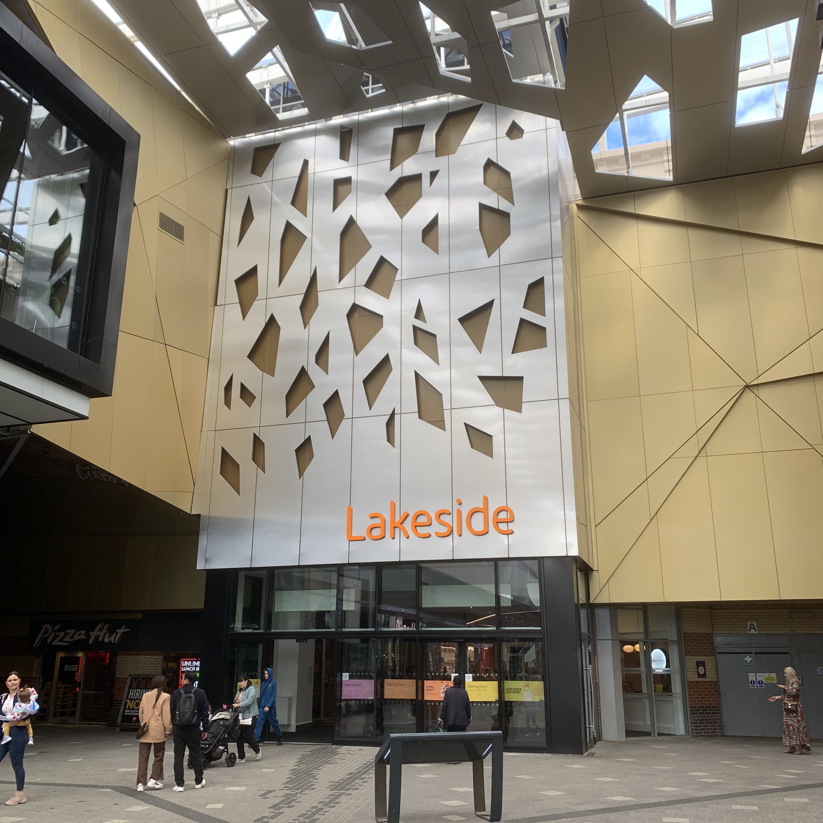Lakeside Shopping Centre 湖畔