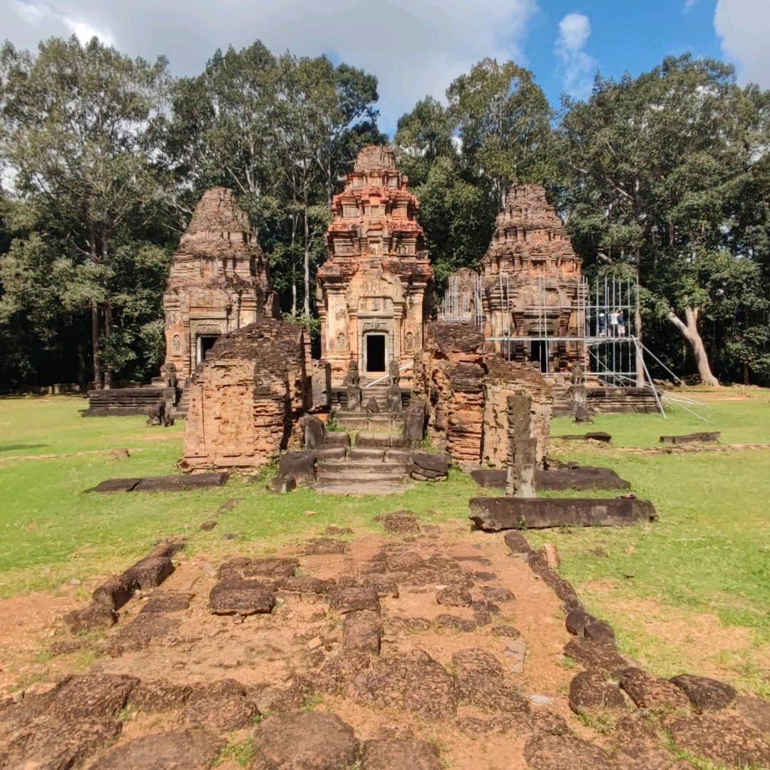 Preah Ko是Roluos集团的四座寺庙之一,距离粒镇15公里25分钟。 它是由国王因德拉瓦尔曼