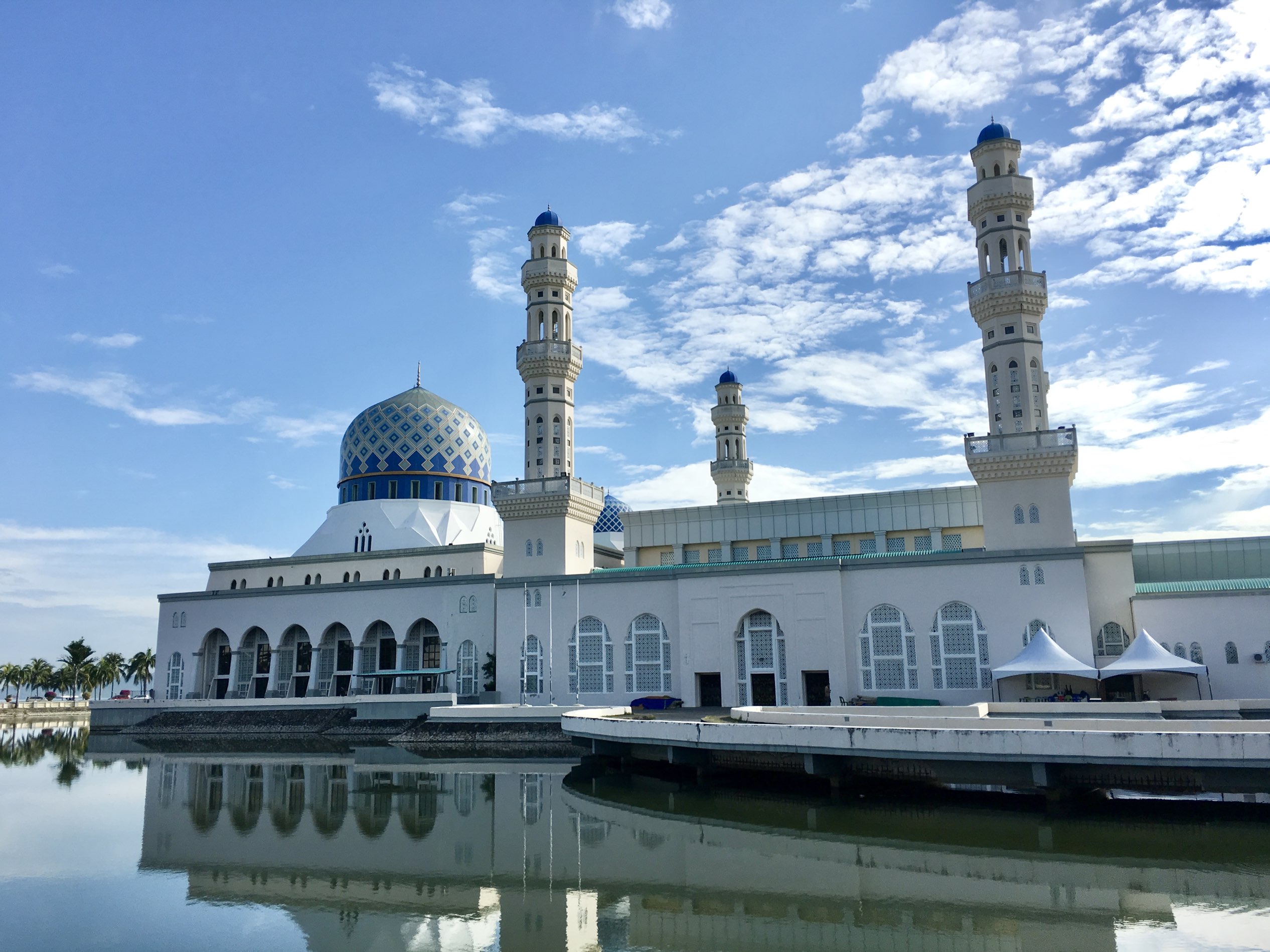 沙巴 | 湖上最美清真寺 形成天空之镜🕌