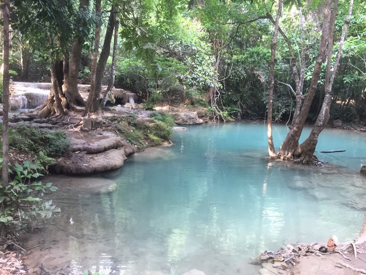 Huai Mae Khamin 瀑布的蓝色清澈湛蓝的水
