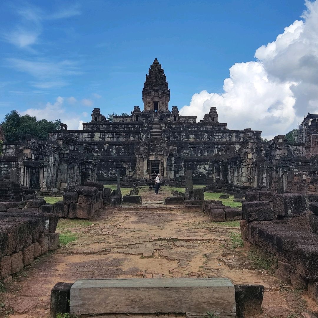 巴孔寺距离柏高只有1.6公里4分钟车程,也是罗洛斯集团四座寺庙之一。  巴孔寺是高棉帝国统治者在今天