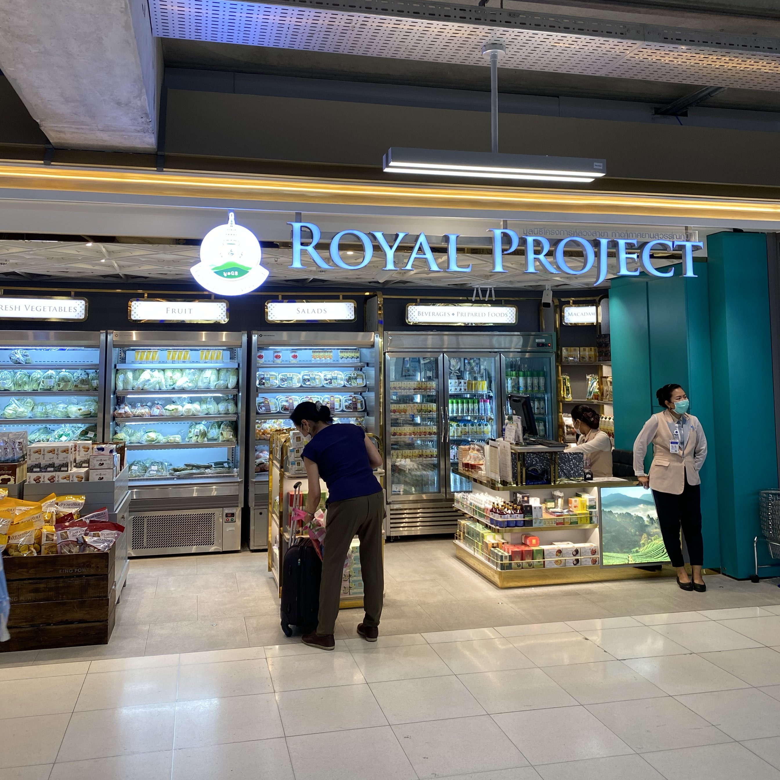 在飞回家之前,在皇家项目上停下来买新鲜蔬菜和水果。