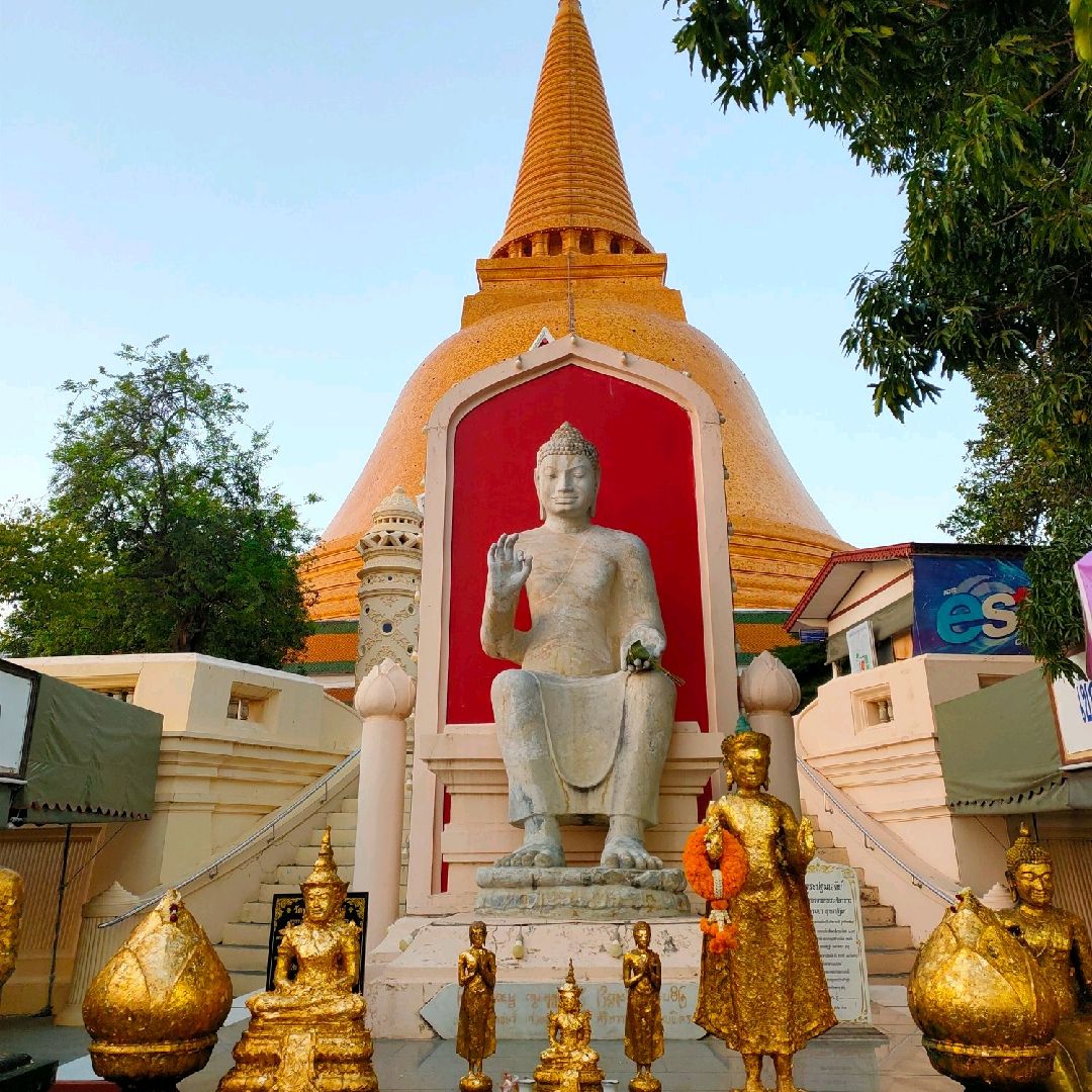 Phra Pathom Chedi (Luang Por Sila Khao 一侧)