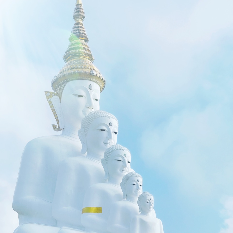 Wat Pha Son Kaew碧差汶府美丽而著名的寺庙,叠叠的佛像之美。并且有清晰的皮肤,使您看到