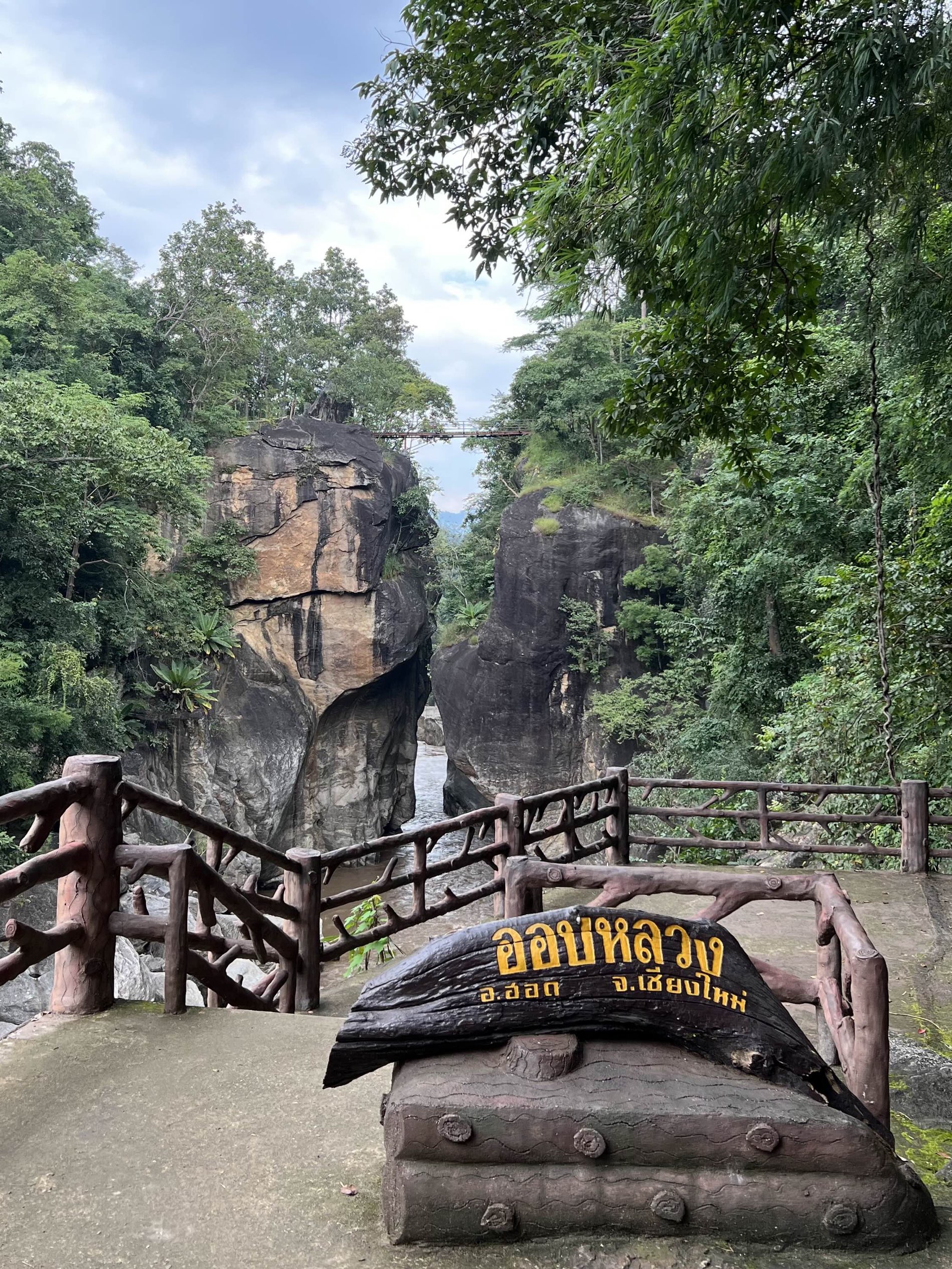 在 Ob Luang 看悬崖吻