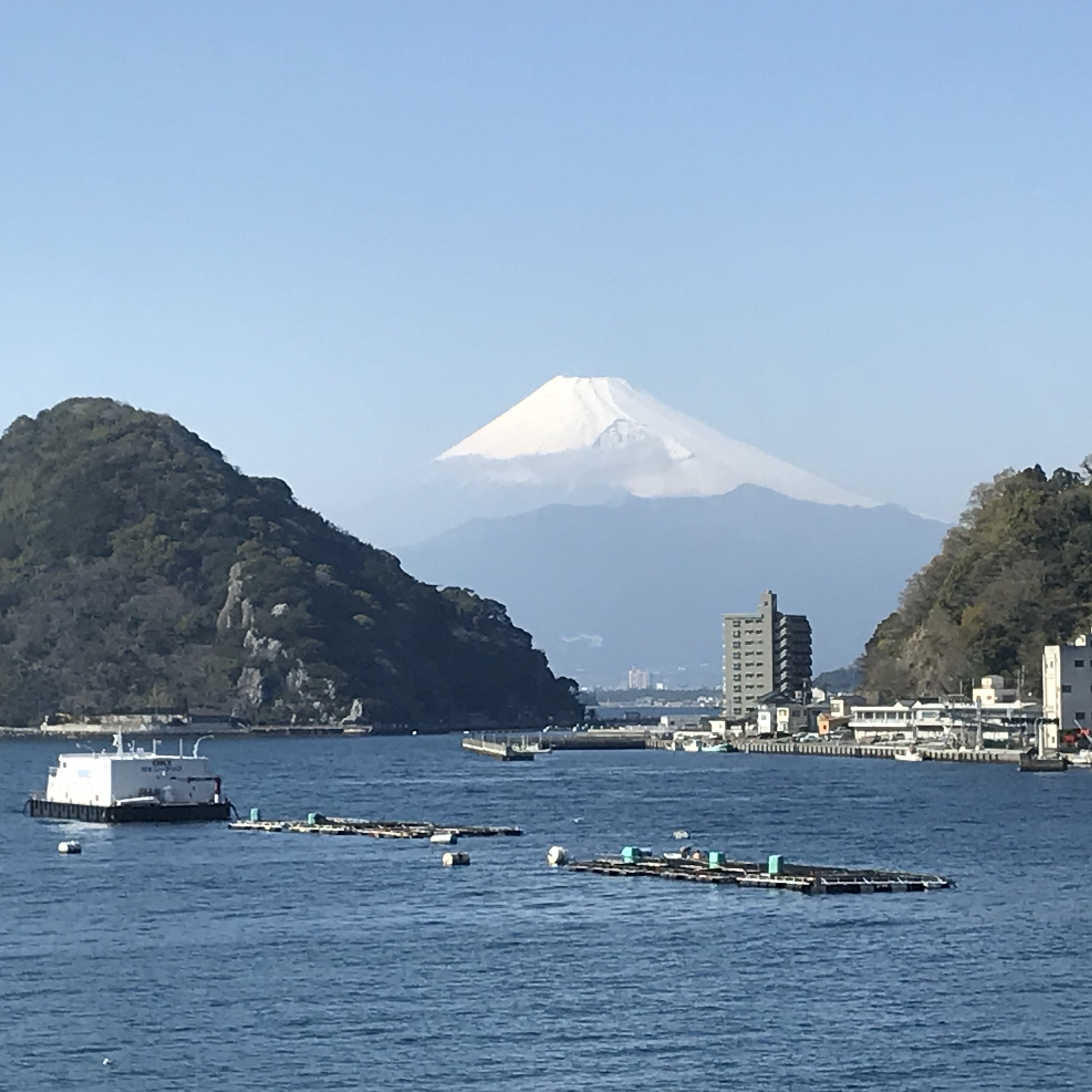 眺望河湾和富士山的海景温泉旅馆