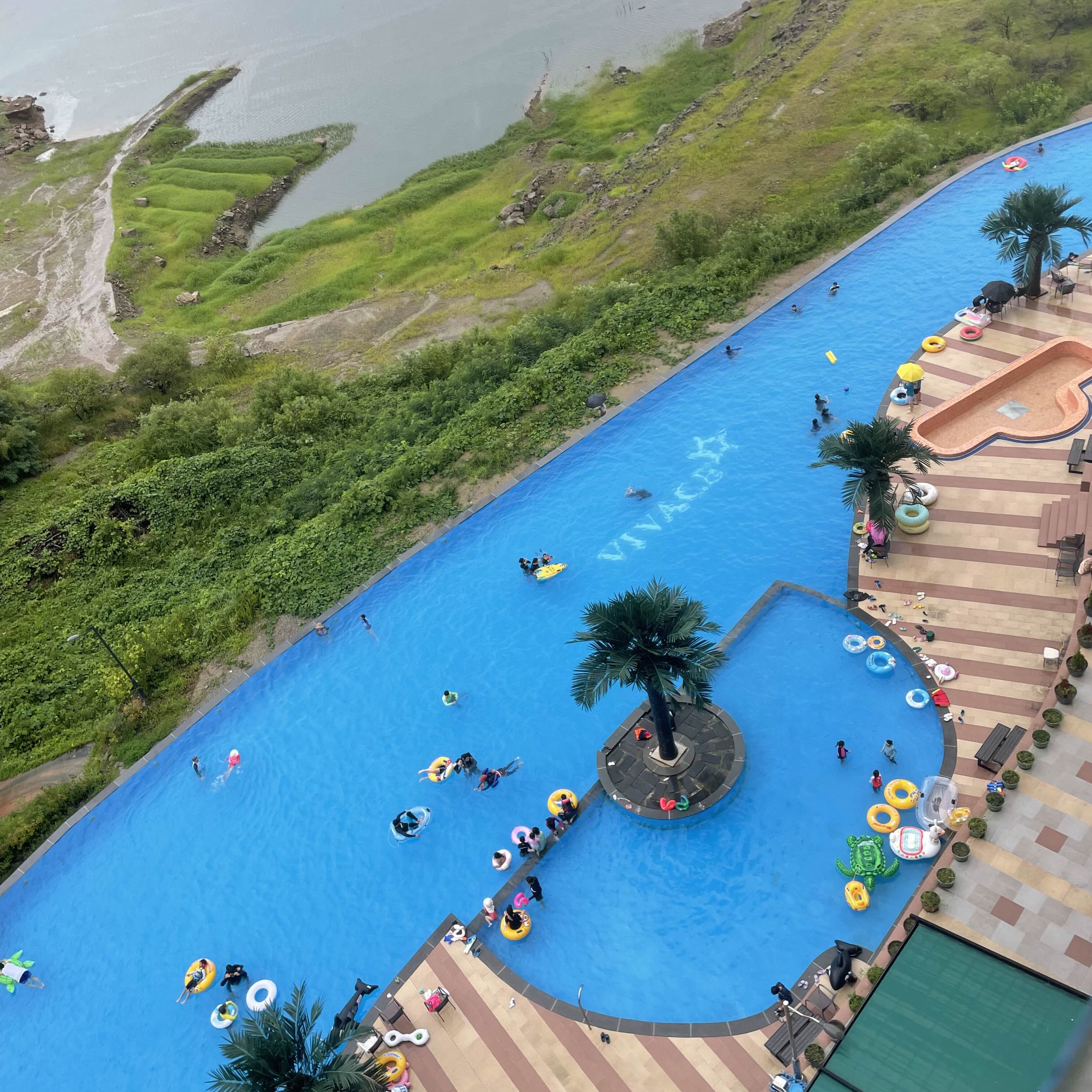 哈东拥有国内最高无边泳池
