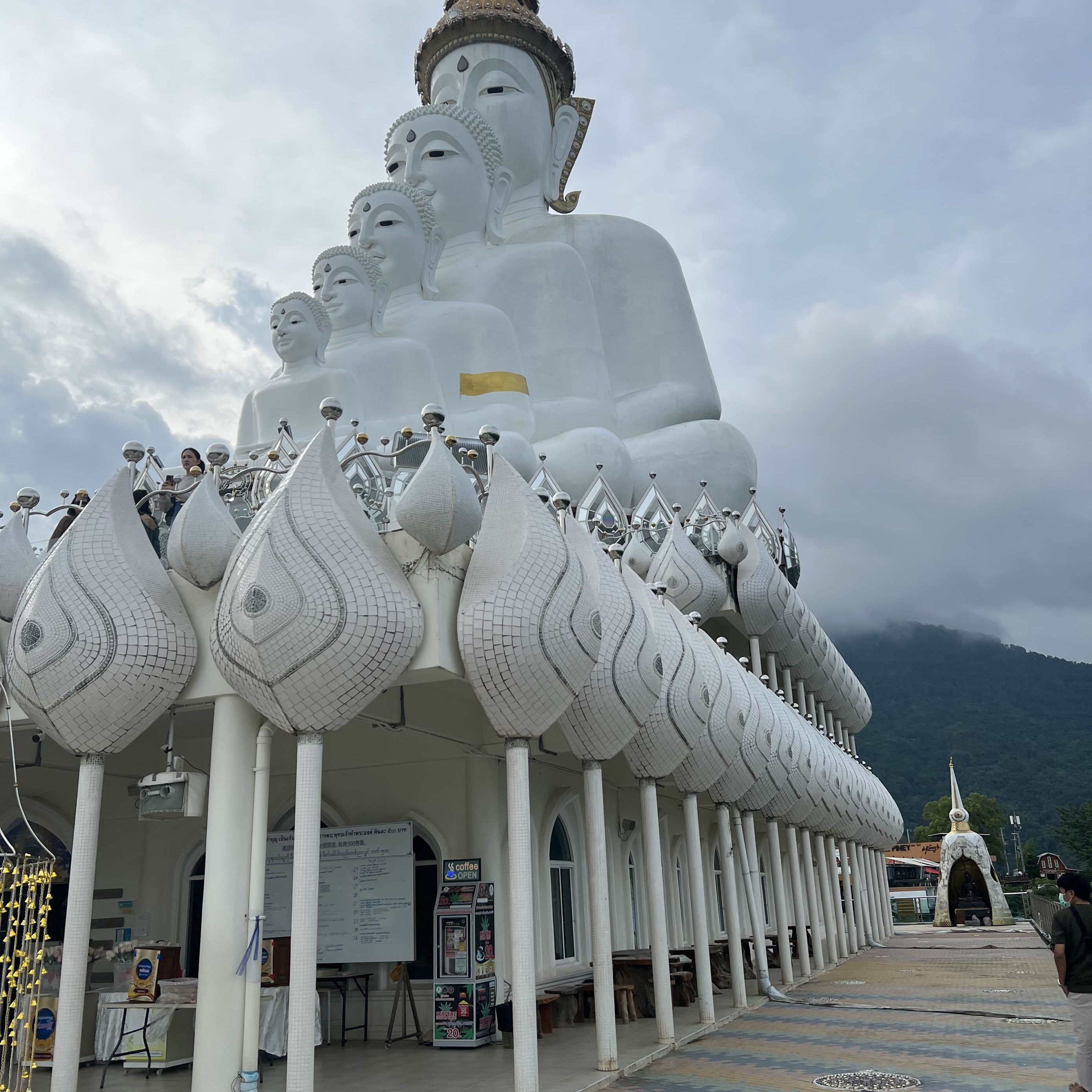 寺庙很漂亮,气氛很好。寺庙周围的景色也很美。寺庙内有供奉僧侣,敬拜僧侣,做功德。