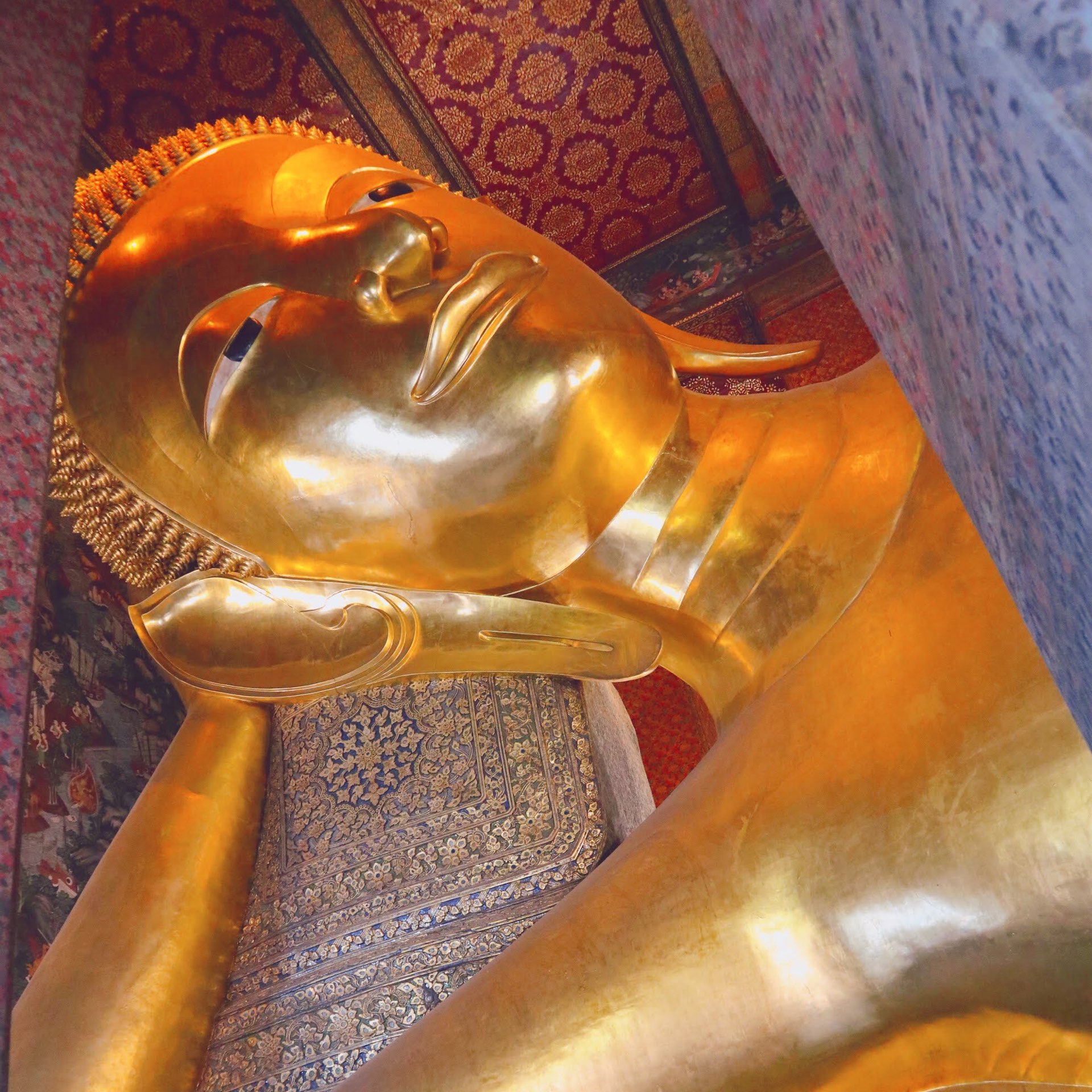 来到泰国必看👀✨巨大的涅雕像闪耀着金色的光芒