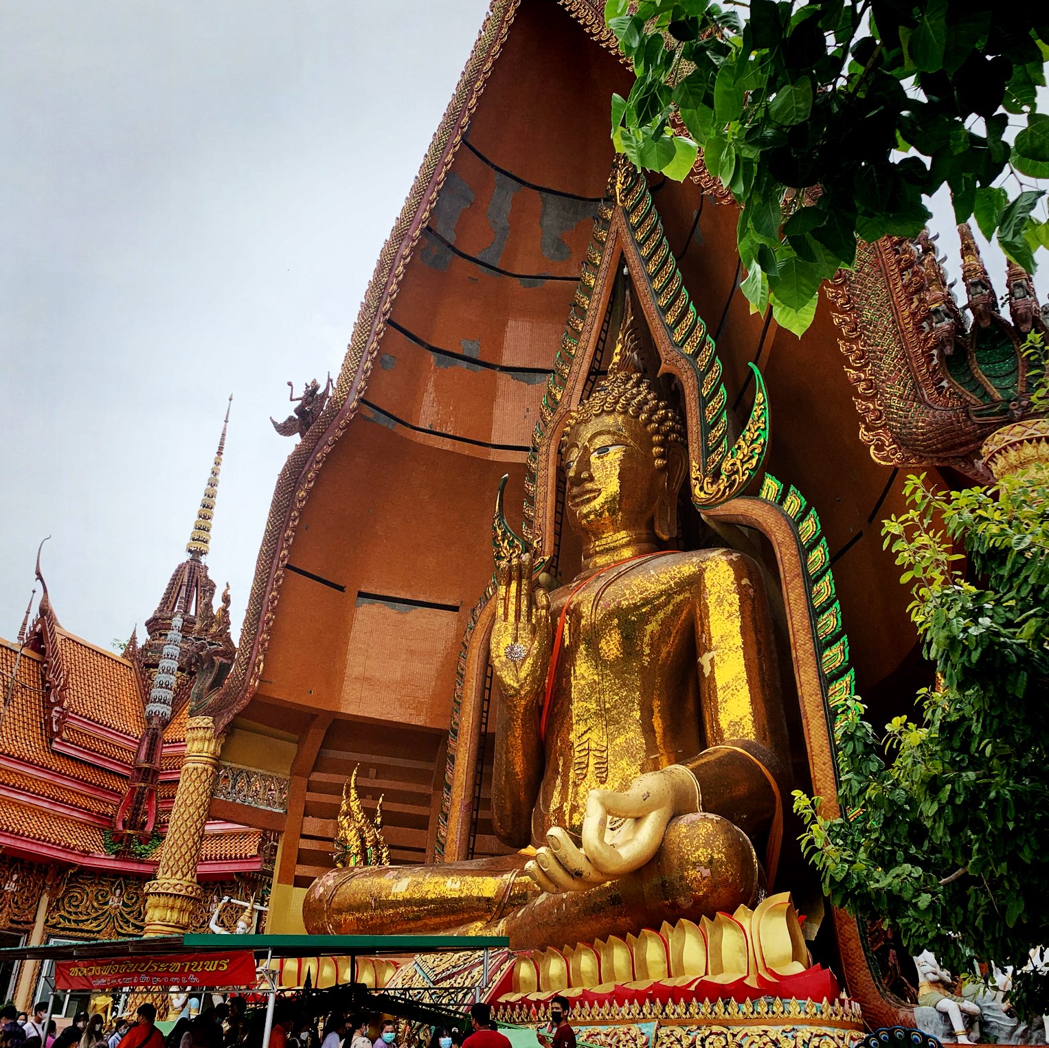 @Wat Tham Suea,一个被稻田美景包围的佛法旅游胜地。这是给游客带来身体和心舒适的美丽。无