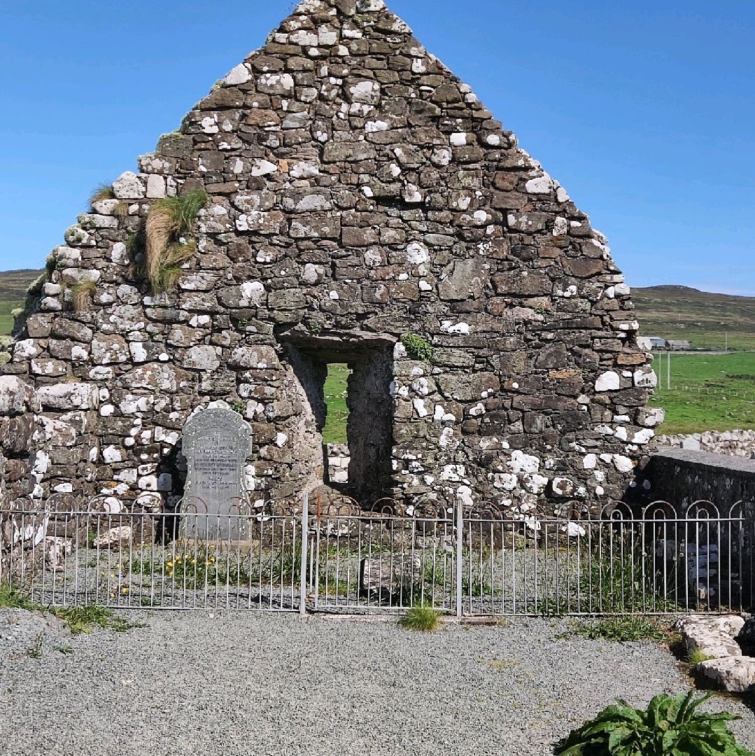 Trumpan教堂的废墟站在一个俯Trumpan海的遗址上。这是沿着waternish半岛西侧的公共