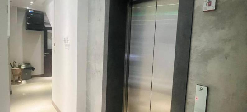 Oxy Suites 2-06 at Shop House Meisterstadt Pollux Habibie图片