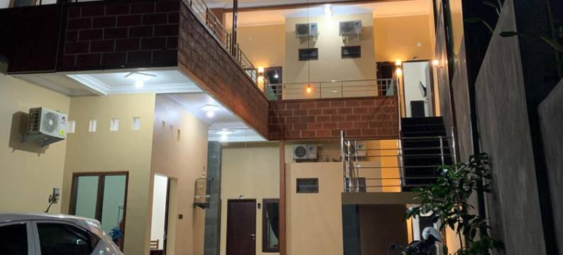 红多兹伊斯兰酒店-近帕蒂新邦利马(RedDoorz Syariah Near Kawasan Simpang Lima Pati)图片