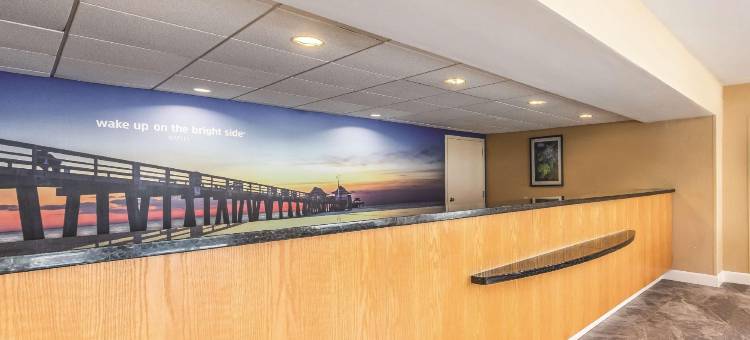 那不勒斯市区拉昆塔温德姆套房酒店(La Quinta Inn & Suites by Wyndham Naples Downtown)图片