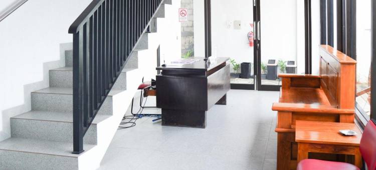 RedDoorz Plus Syariah at Umyas Hotel Near Terminal Anjuk Ladang Nganjuk图片