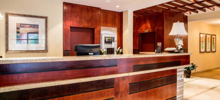 埃德蒙顿市区戴斯酒店(Days Inn by Wyndham Edmonton Downtown)图片